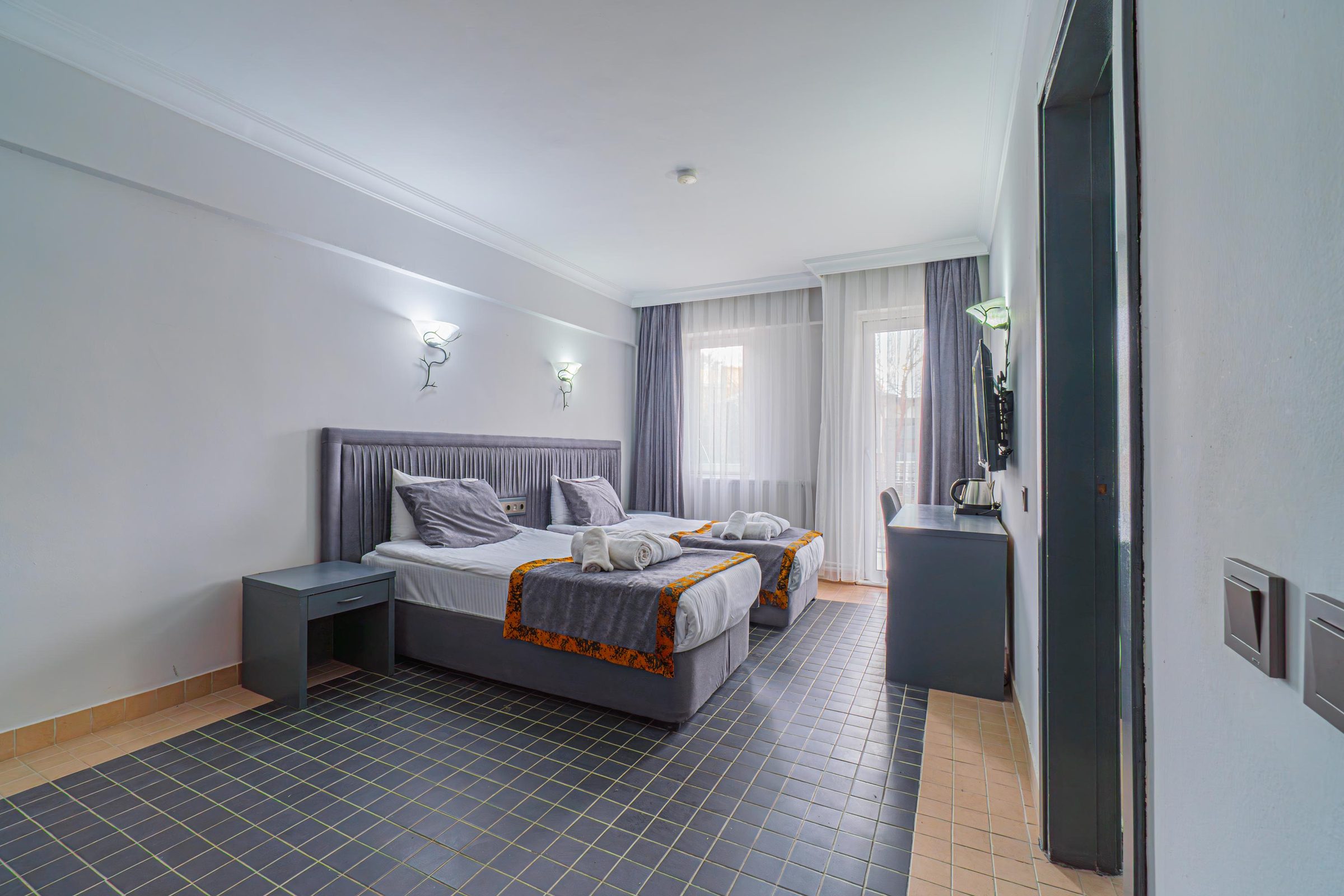 Aydınlık otel odası